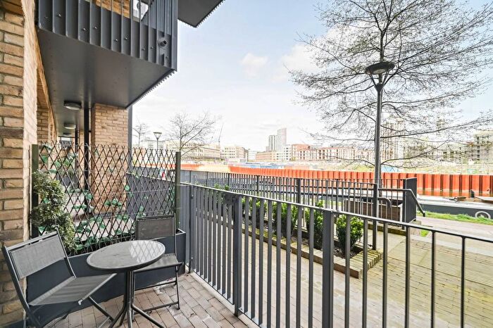 2 Bedroom Maisonette For Sale In Nicolson Square, Tower Hamlets, London, E3