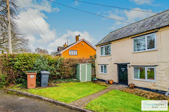 3 Bedroom Semi-Detached House For Sale In Richmond Cottage Highstreet, Northamptonshire, NN11
