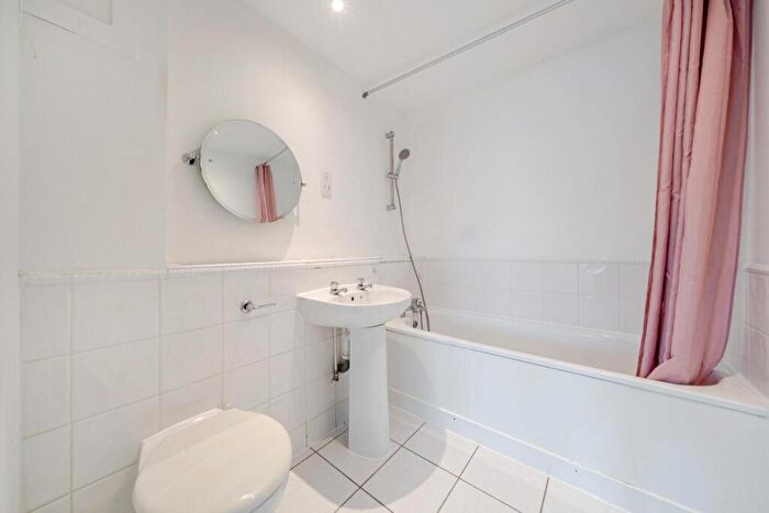2 Bedroom Flat For Sale In Drayton Park, Islington, N5