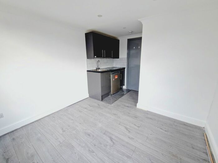 Terraced House To Rent In Thorold Road, Ilford, Essex, He, Uk, IG1