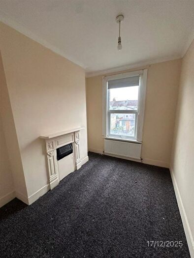 3 Bedroom Flat To Rent In Sunnyside Road, Ilford, IG1