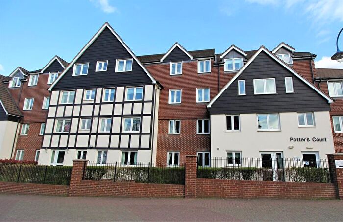 1 Bedroom Flat To Rent In Potters Court, Potters Bar, EN6