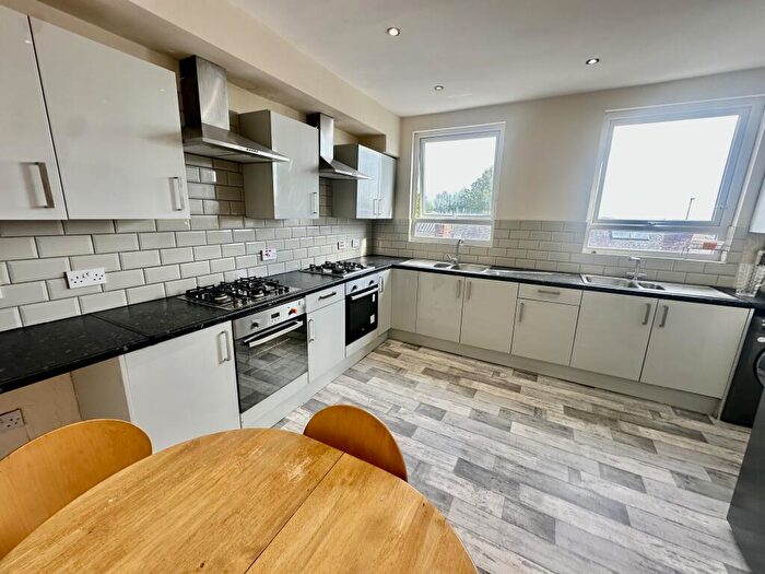 3 Bedroom Flat To Rent In Fulwood Road, Broomhill, Sheffield, S10