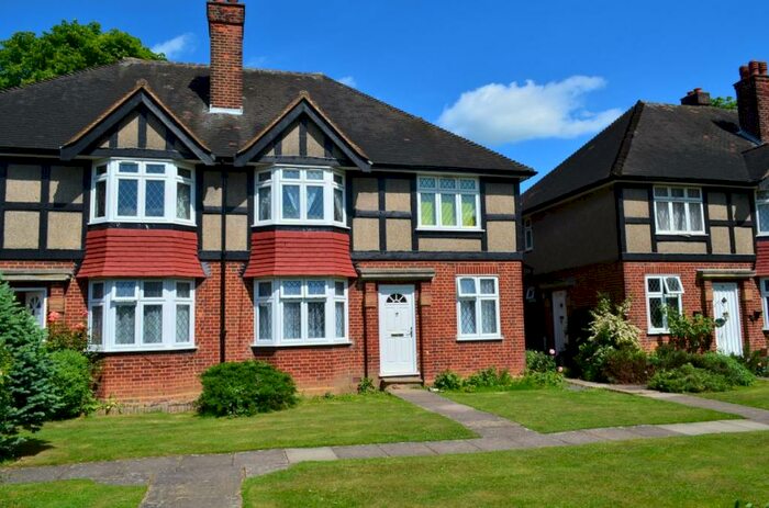 2 Bedroom Flat To Rent In Tregenna Close, Oakwood, N14