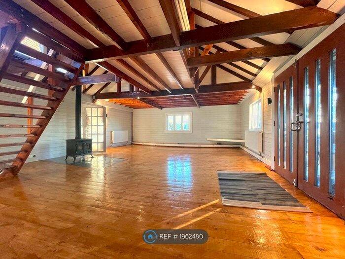 3 Bedroom Flat To Rent In Old Hay, Tonbridge, TN12