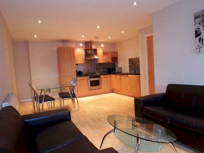 2 Bedroom Apartment To Rent In St James Quay Bowman Lane Leeds, LS10