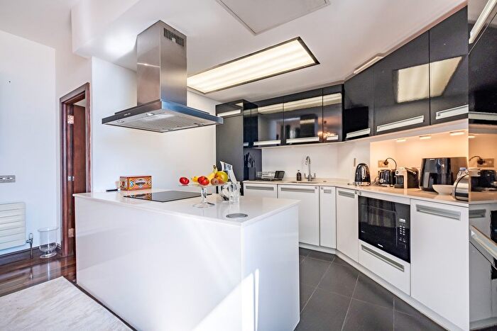 3 Bedroom Flat To Rent In Marloes Road, London, W8