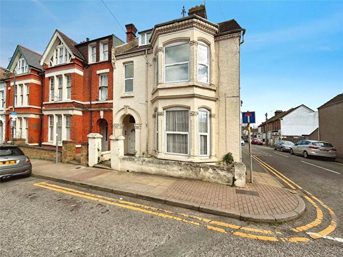 2 Bedroom Flat To Rent In Balmoral Road, Gillingham, Kent, ME7