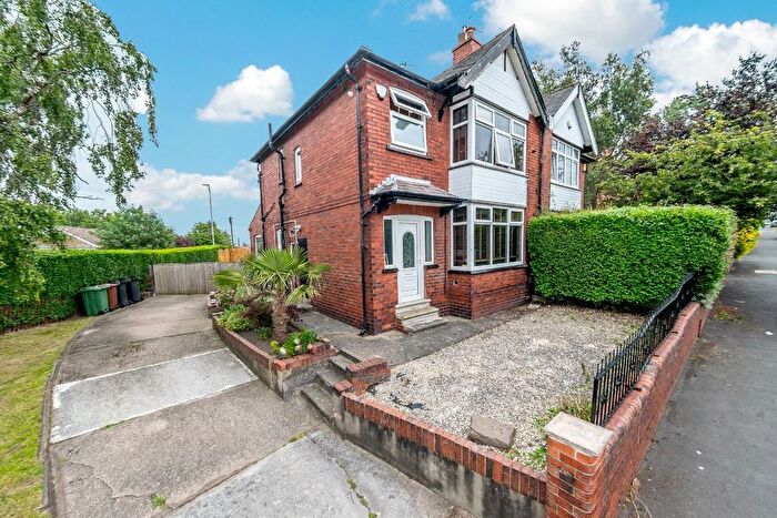 3 Bedroom Semi-Detached House For Sale In Lingwell Avenue, Leeds, LS10