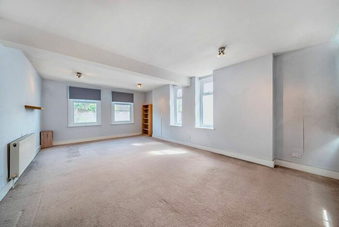 3 Bedroom Flat To Rent In Brighton Road, South Croydon, CR2