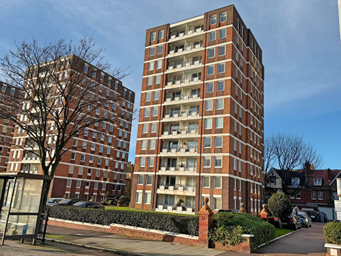 2 Bedroom Flat For Sale In Grand Avenue, Hove., BN3