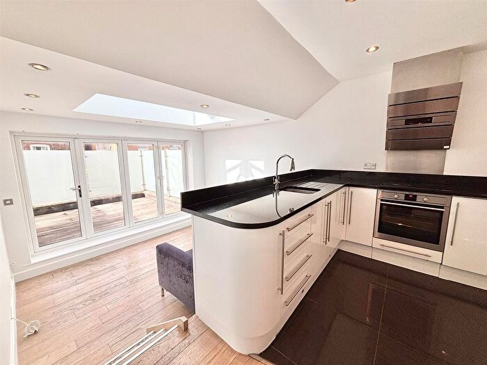 2 Bedroom Flat To Rent In Smith Street, Watford, WD18