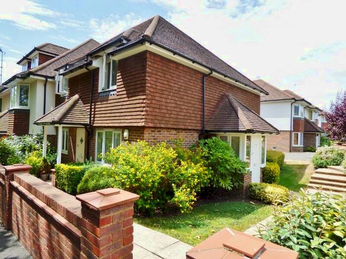 2 Bedroom Flat To Rent In Leatherhead, KT22
