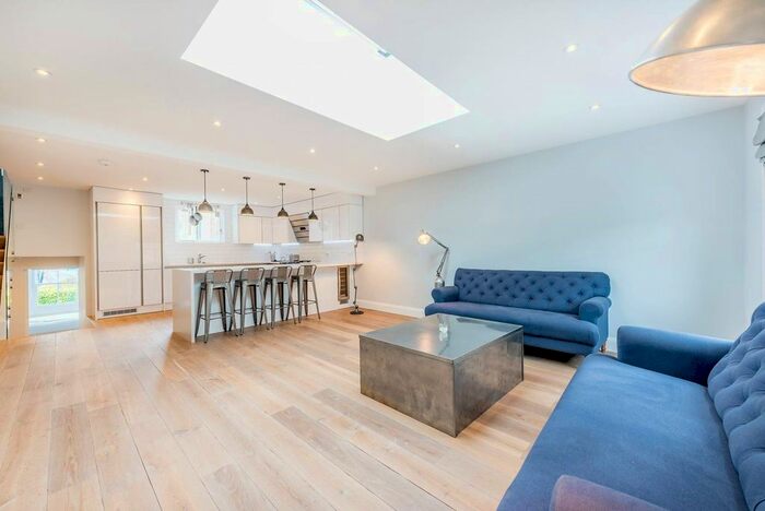 2 Bedroom Flat To Rent In Caxton Road, Shepherd's Bush, London, W12