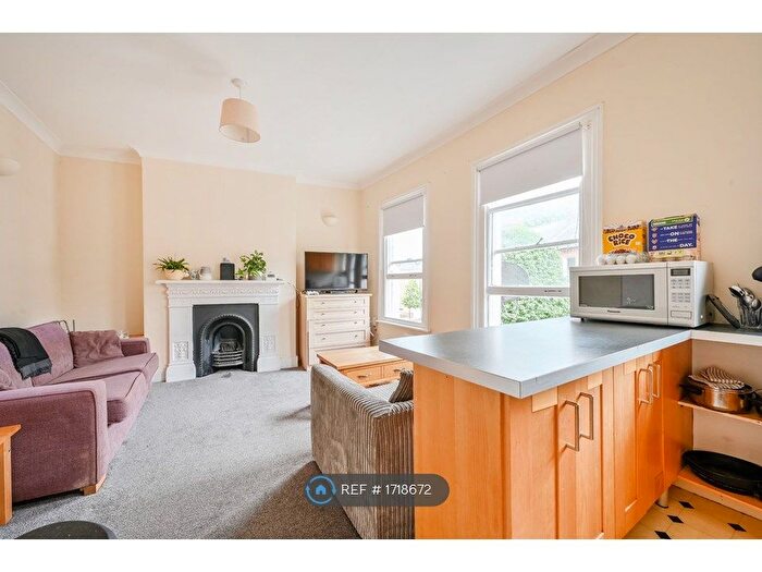 2 Bedroom Flat To Rent In Tremadoc Road, London, SW4