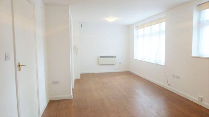 1 Bedroom Flat To Rent In Mountfield Road, London, N3