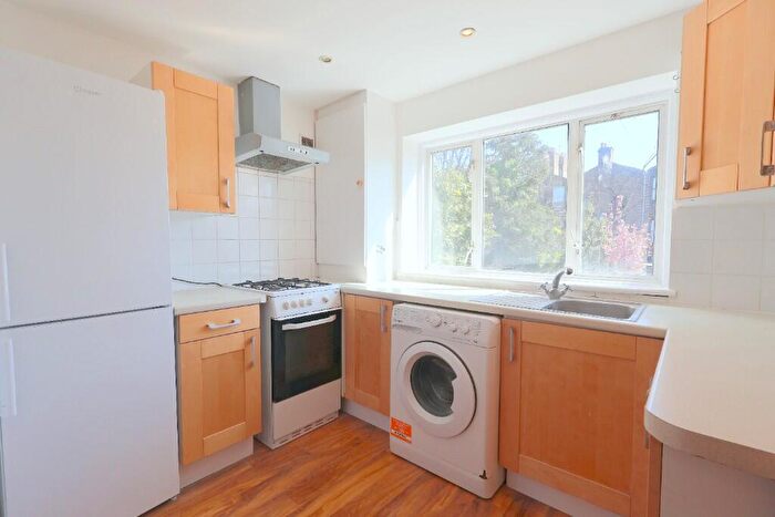 3 Bedroom Flat To Rent In Dunlace Road, London, E5