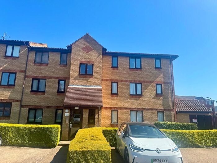 2 Bedroom Flat To Rent In Lowestoft Drive, Slough, Berkshire, SL1