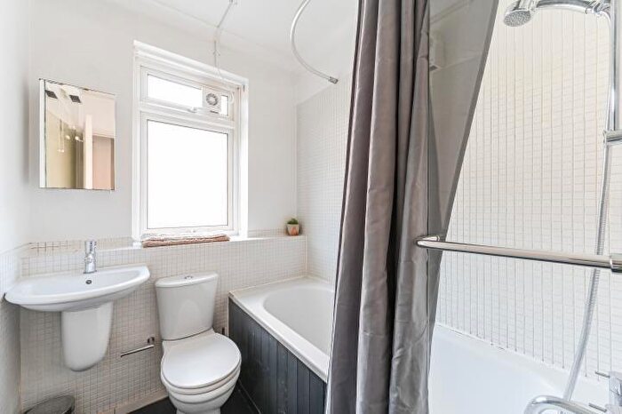 1 Bedroom Flat For Sale In Battersea Park Road, London, SW11