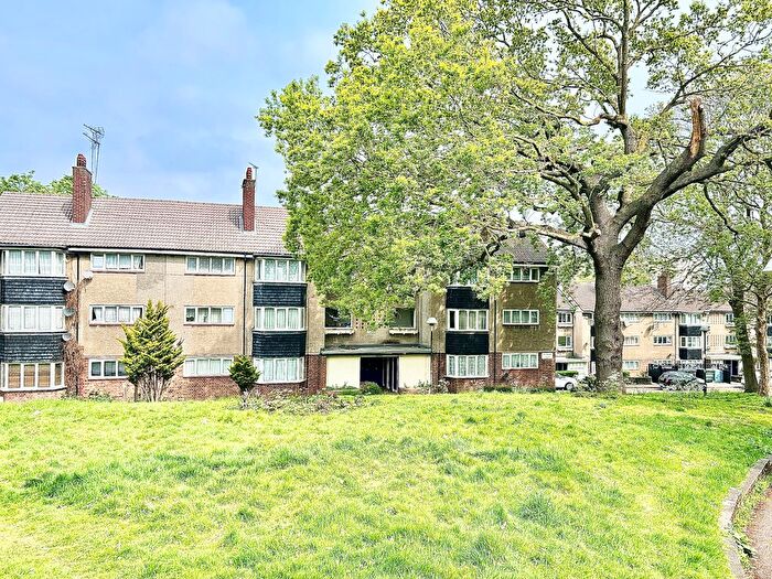 3 Bedroom Flat To Rent In The Drive, London, E17