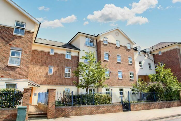 2 Bedroom Flat To Rent In Lower Kings Road, Kingston Upon Thames, Surrey, KT2