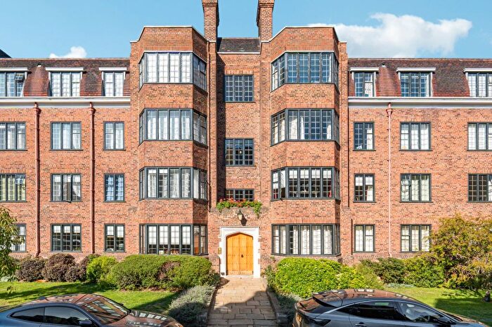 2 Bedroom Flat For Sale In Selwyn House, Manor Fields, SW15