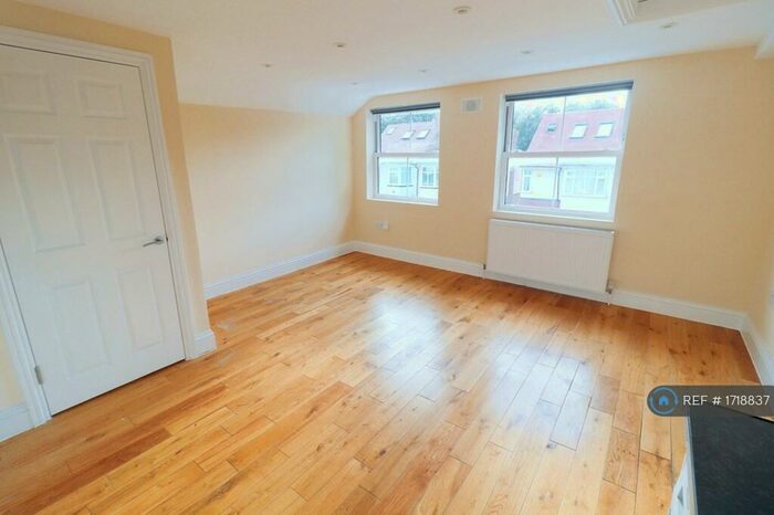 3 Bedroom Flat To Rent In Albert Road, St. Mary Cray, Orpington, BR5