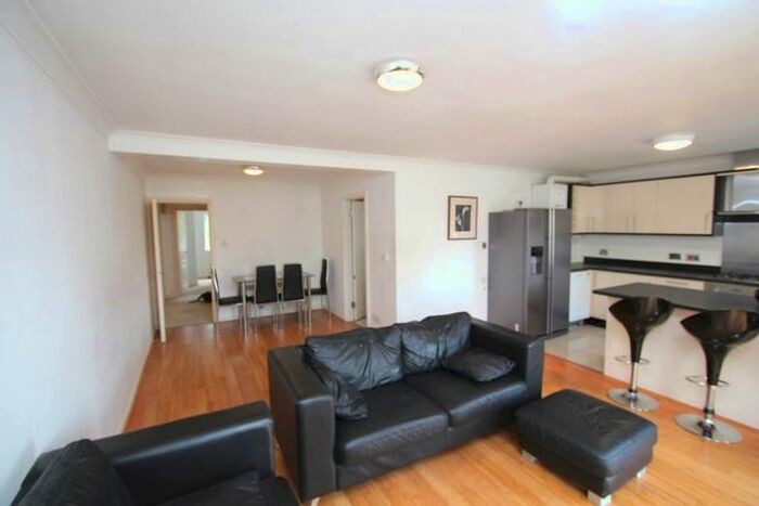 3 Bedroom Flat To Rent In Portsmouth Road, Kingston Upon Thames, KT1