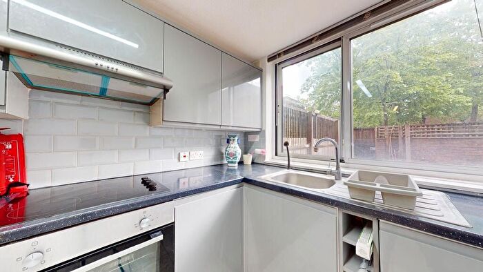 3 Bedroom Flat To Rent In Dartmouth Close, London, W11