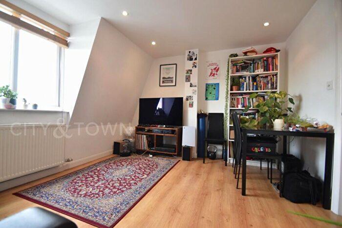 2 Bedroom Apartment To Rent In Amhurst Road, London, N16