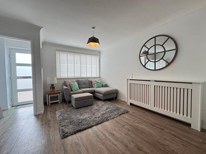 2 Bedroom Flat To Rent In Broadway, Southbourne, BH6