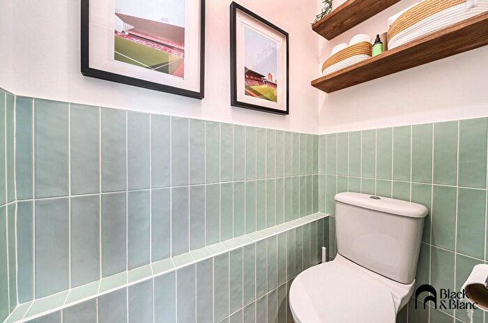 2 Bedroom Apartment For Sale In Silverwood Close, Beckenham, BR3