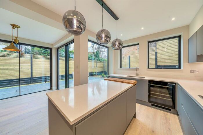 3 Bedroom Apartment To Rent In Bloomfield Road, London, N6