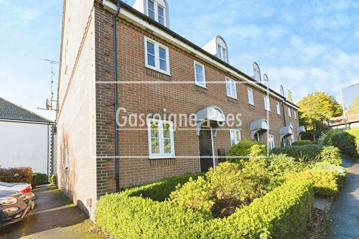 2 Bedroom Flat To Rent In Waterside Court, Alton, GU34