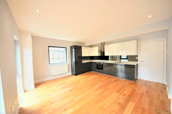 2 Bedroom Apartment To Rent In Treadaway Hill, Loudwater, High Wycombe, HP10