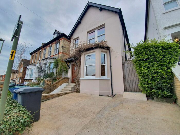 3 Bedroom Flat To Rent In Warwick Road, Barnet, EN5