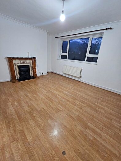 2 Bedroom Flat To Rent In Garratt Lane, London, SW18