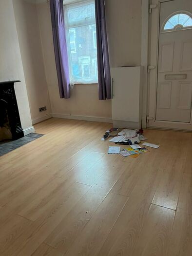 3 Bedroom Semi-Detached House To Rent In Kynance Close, Luton, LU2