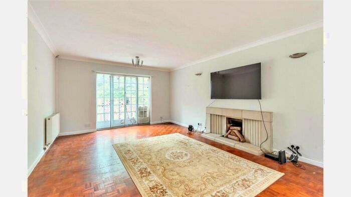 5 Bedroom Detached House For Sale In Park Avenue, Camberley, Surrey, GU15