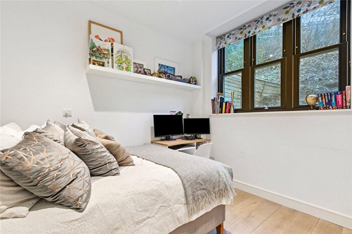 2 Bedroom Flat For Sale In Queenstown Road, London, SW8