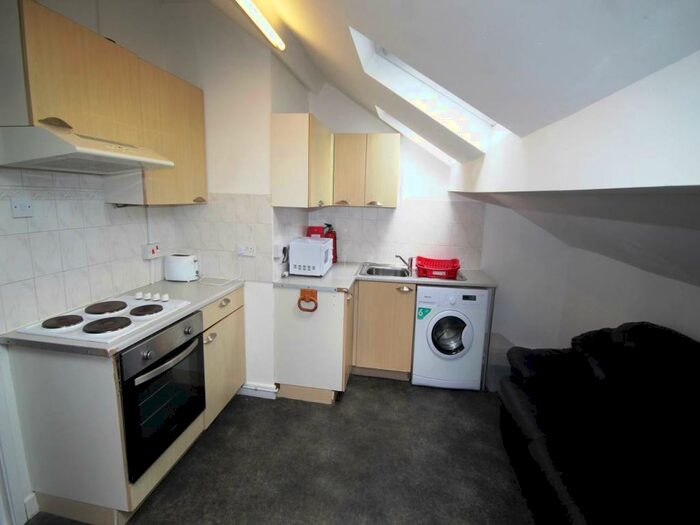 3 Bedroom Flat To Rent In Claremont, Bradford, BD7