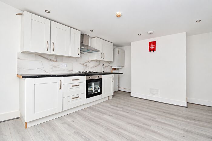 2 Bedroom Flat To Rent In Samuel Street, London, SE18