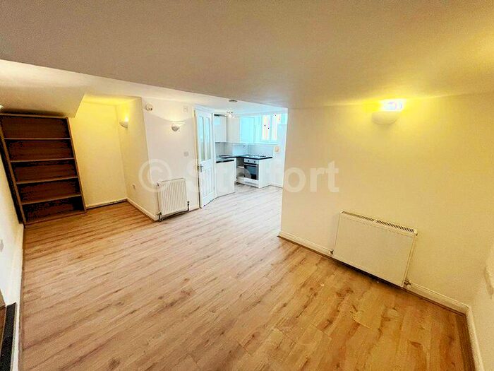 Flat To Rent In Colney Hatch Lane, London, N10