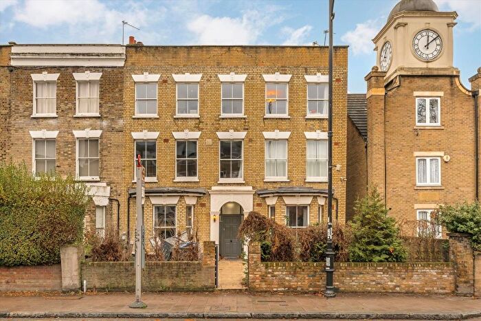 3 Bedroom Flat To Rent In Nunhead Lane, Nunhead, SE15