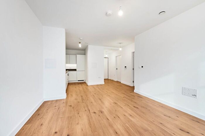 2 Bedroom Flat To Rent In New Road, Dagenham, RM9