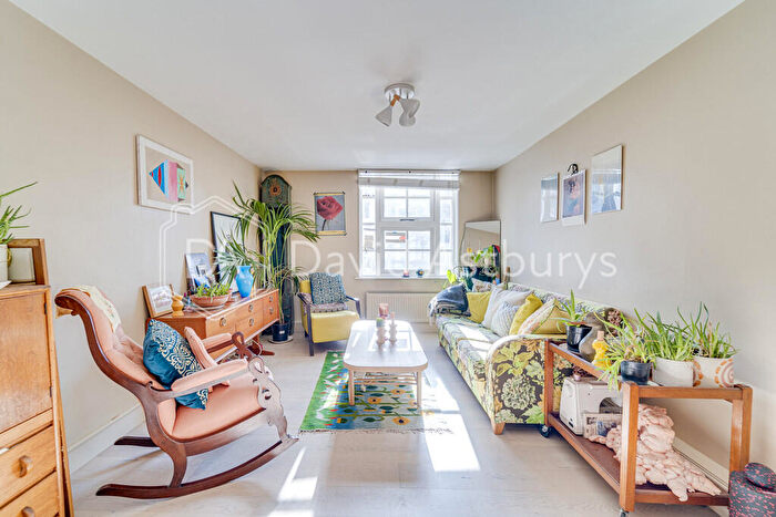 3 Bedroom Apartment To Rent In Ringslade Road, Wood Green, N22