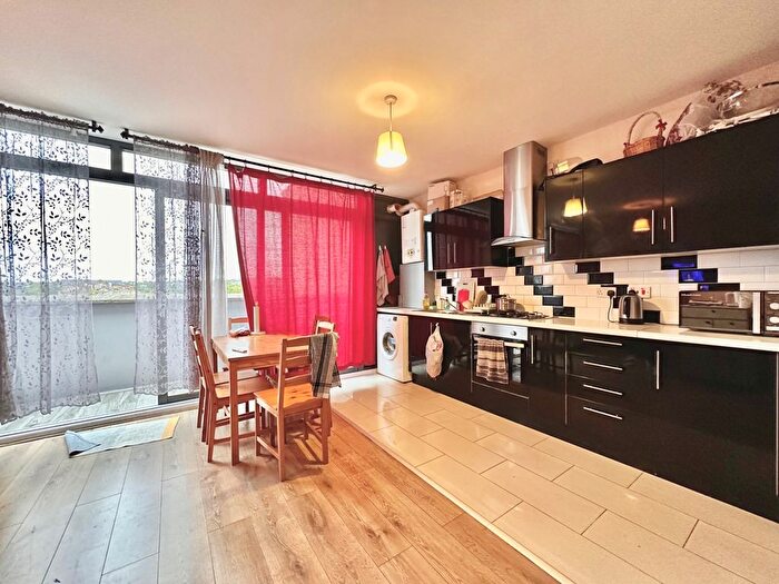 3 Bedroom Flat To Rent In Caxton Road, SW19