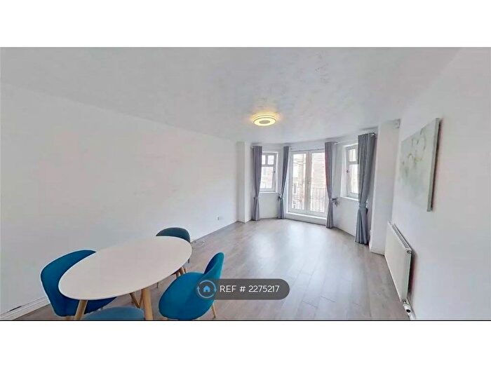 2 Bedroom Flat To Rent In Sinclair Gardens, Edinburgh, EH11