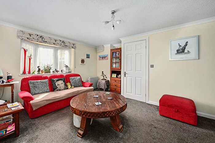 5 Bedroom Detached House For Sale In Darby Green Road, Blackwater, GU17