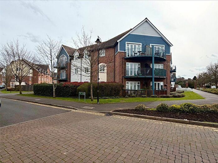 2 Bedroom Flat For Sale In The Lakes, Larkfield, Aylesford, Kent, ME20